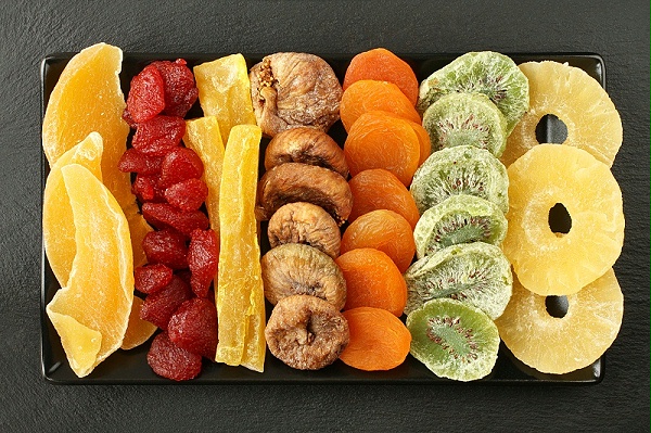 千庫(kù)網(wǎng)_芒果、木瓜、獼猴桃、菠蘿、干草莓、無花果、杏子等水果, 躺在黑色石頭表面的黑色陶瓷板上。宏觀_攝影圖編號(hào)20106491
